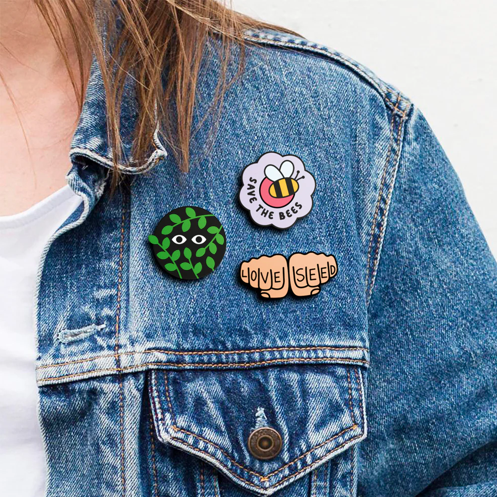 Save The Bees Pin | Accesorio Moderno Y Original Para Chaquetas, Mochilas Y Bolsos - Image 3